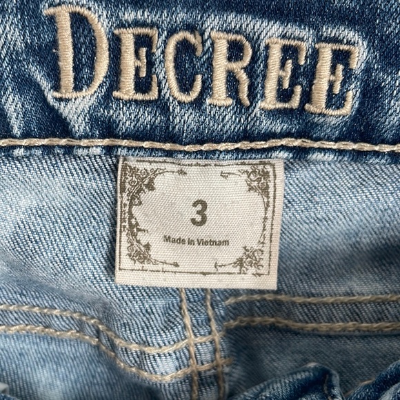Decree Mid-Rise Distressed Skinny Jeans, Size 26 - Picture 3 of 4